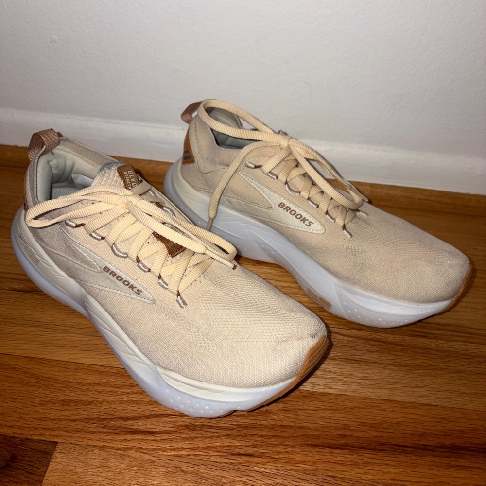 Brooks Cream/Tan Running Sneakers Size 8